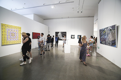 《高山上跑下来30只麋鹿》艺术展启幕798，解析文化艺术产业投资新风向